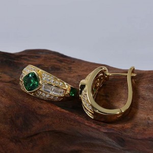 Majestuosos aretes de aro con brillo esmeralda radiante, elegancia eterna, lujo atemporal, encanto sofisticado
